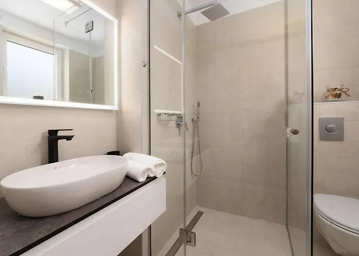 Elena Nyaraló Poreč